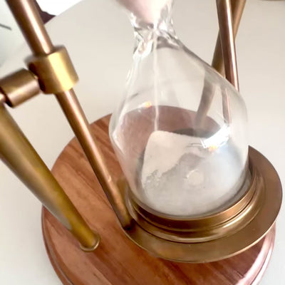 Reloj de arena de latón TMR-0200 sobre base de madera, personalizable con grabado: un elegante regalo de escritorio, 20cm de alto, arena blanca