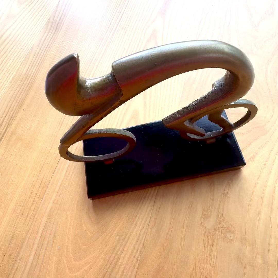 Figura de ciclista VB26/9 con grabado - Regalo elegante para ciclistas, altura 18 cm, latón y negro, decoración minimalista para interiores