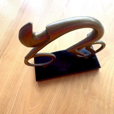 Figura de ciclista VB26/9 con grabado - Regalo elegante para ciclistas, altura 18 cm, latón y negro, decoración minimalista para interiores