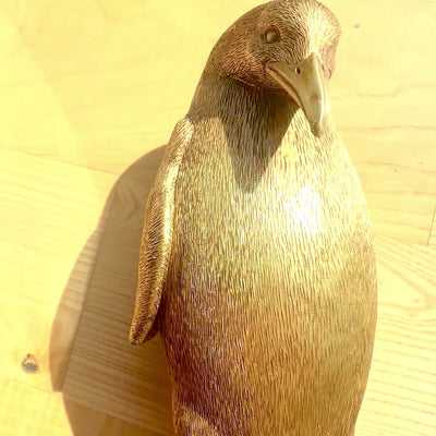 Pingüino Dorado 20,5 cm con posibilidad de personalización con grabado – figura decorativa elegante para regalo, estilo glamour, art déco, hecha de polyresina de alta calidad