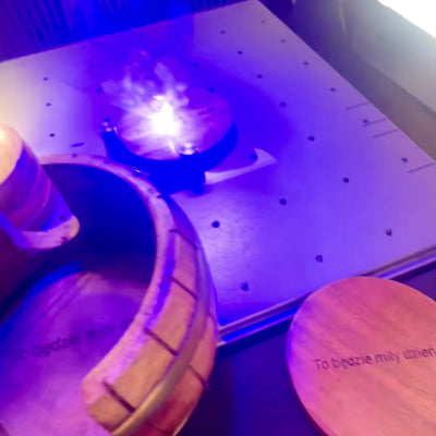 Posavasos de madera con grabado - Juego Barril con 6 posavasos y recipiente con adornos de latón
