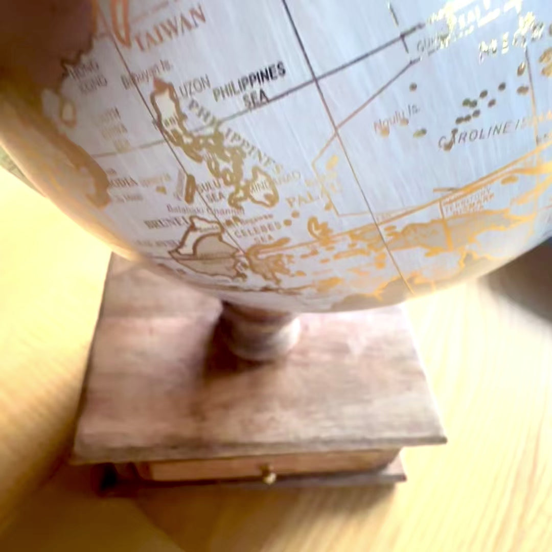 Globo de escritorio vintage elegante con base de madera y cajón