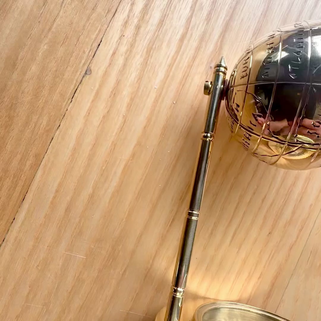 Globo decorativo de latón con brújula y posibilidad de personalización con grabado, dorado, altura 12,5 cm