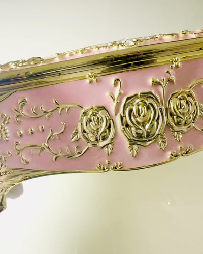 Caja Elegante Rosa para Pañuelos con Rosas en Relieve – Toque de Lujo para el Salón, Hotel o Club