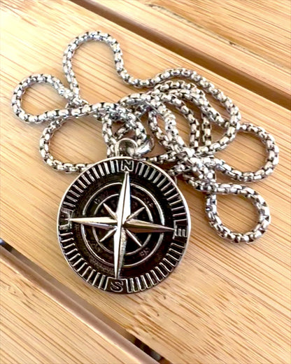 Collar de acero inoxidable Brújula del Explorador, posibilidad de personalización con grabado para regalo