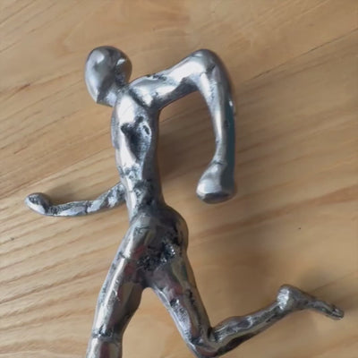 Estatuilla metálica de corredor con grabado