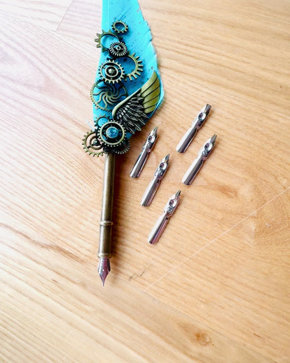Pluma Caligráfica "Elegancia Steampunk" con Pluma de Pavo - Hecho a Mano 5 variantes a elegir, personalización con grabado para regalo