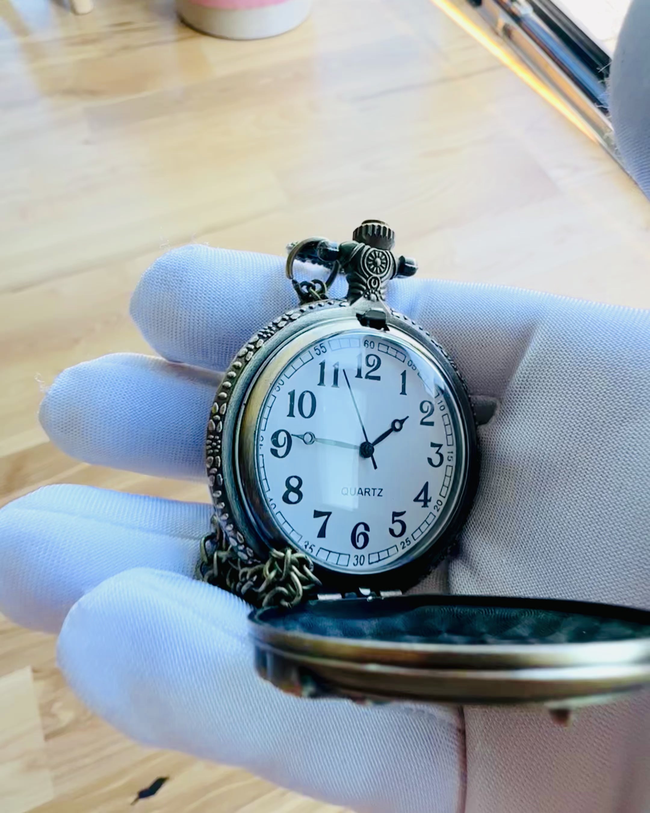 Reloj de Bolsillo "Motociclista Elegante" – Grabado