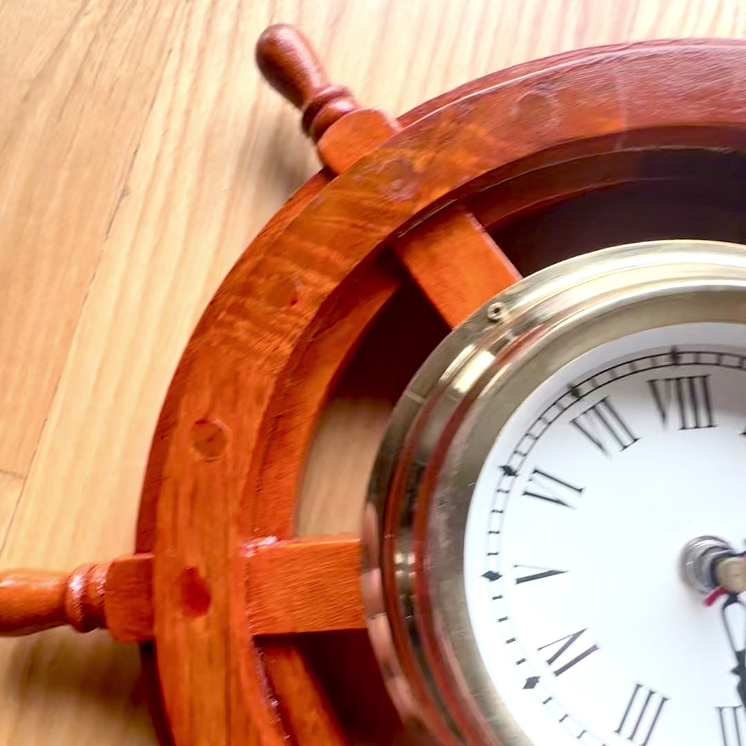 Reloj marino en timón de madera con latón