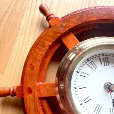 Reloj marino en timón de madera con latón