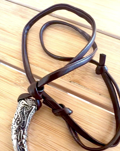 Colmillo de Lobo de acero inoxidable – Amuleto de Coraje, collar con opción de personalización con grabado para regalo