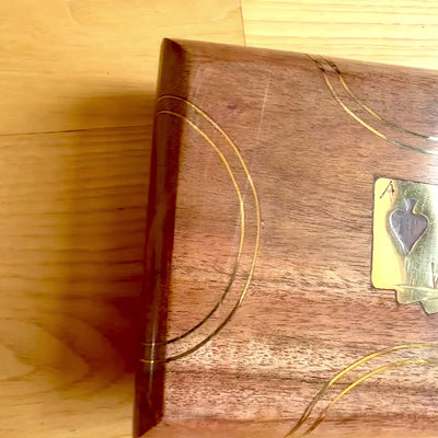 Elegante Set de 2 Barajas de Cartas en Caja de Madera con Posibilidad de Grabado Personalizado