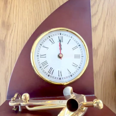 Elegante conjunto marinero de escritorio Reloj y soporte para bolígrafo de latón y madera lacada – Grabado personalizado – Regalo ideal para jefe o amante del estilo vintage – Dimensiones 16 x 12,5 x 23 cm  
