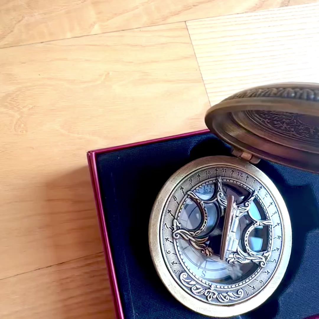 Brújula de latón Urania Propitia con reloj solar