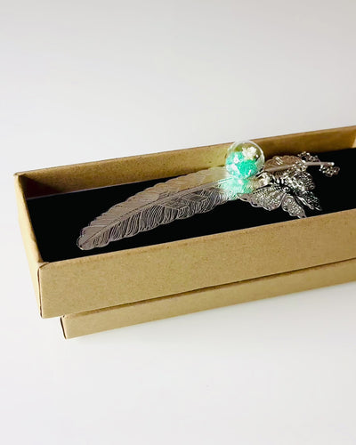 Marcador de libro creativo de estilo retro con motivo de pluma y mariposa – Elegante regalo promocional, color plateado/azul