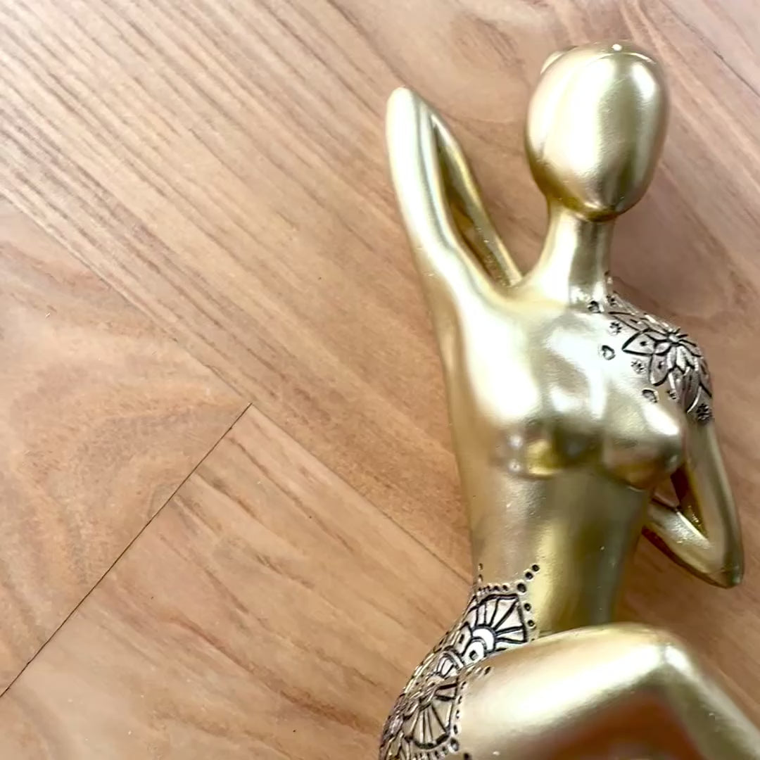 Figura decorativa dorada Yoga con posibilidad de personalización con grabado