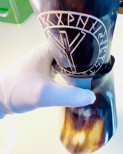 Copa de Cuerno "Viking Valor" - Grabado a Mano, Calidad Premium - 4 variantes para elegir