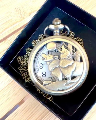 "Luna Wolf" – Reloj de Bolsillo Estilizado con Lobos, posibilidad de personalización con grabado para regalo