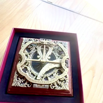 Reloj solar de latón Habsburgo H30 con opción de personalización con grabado, ideal para regalo, en elegante estilo augsburgués, altura 10 cm, sobre base de madera