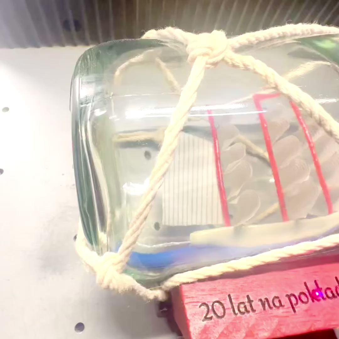 Barco en Botella sobre base de madera con posibilidad de personalización con grabado