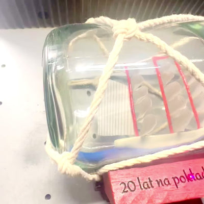 Barco en Botella sobre base de madera con posibilidad de personalización con grabado