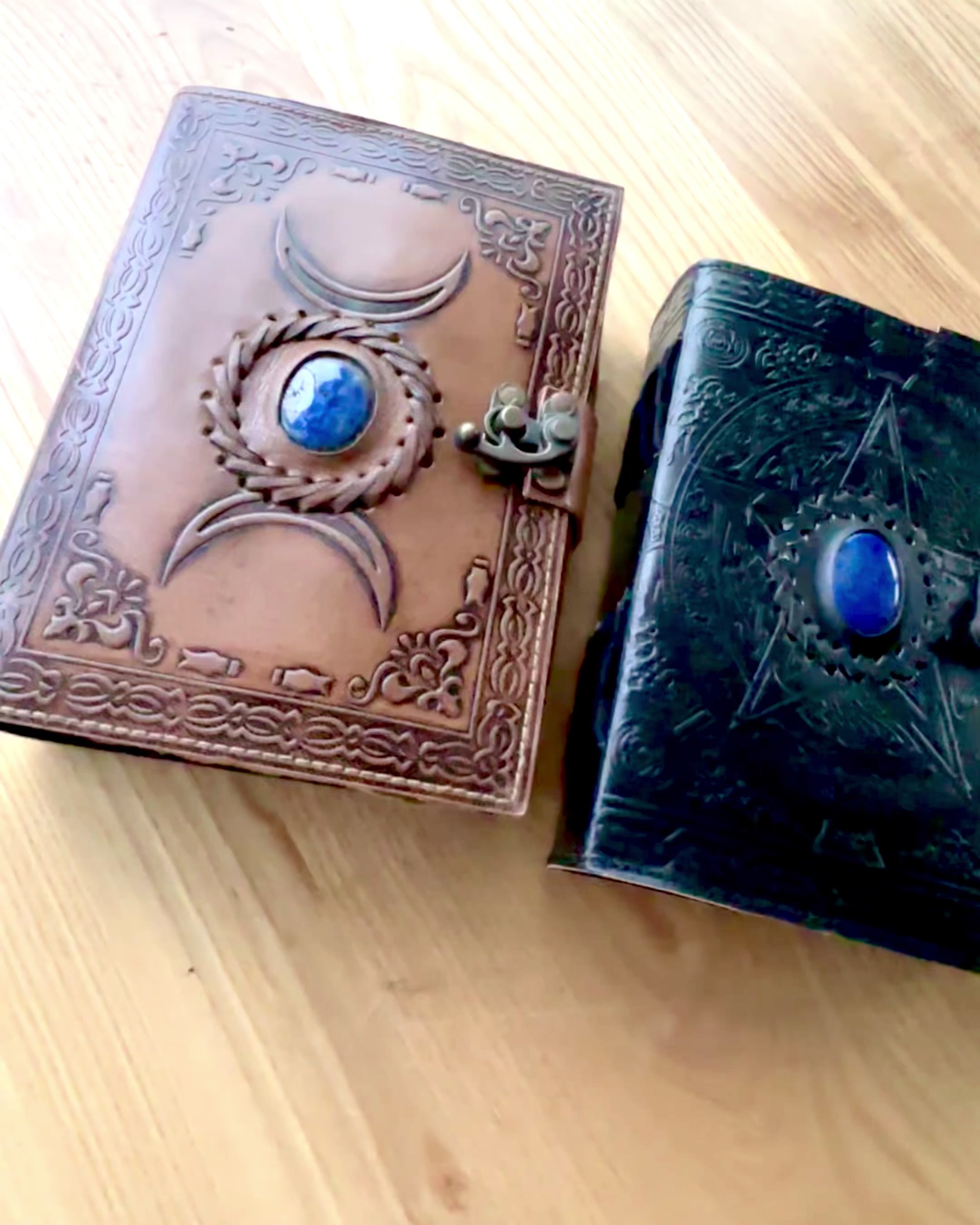 Diario Premium, Patrón Antiguo, Cuaderno de Cuero "Crónica Mágica" 200 páginas, 2 variantes a elegir, personalización con grabado
