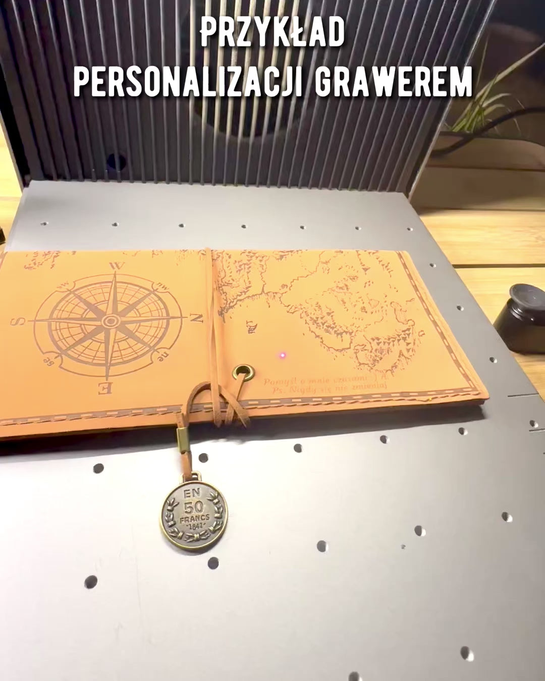 Retro Claro marrón - mate, Estuche de cuero en Estilo Viajero con Mapa del Mundo – Práctico y Espacioso. Personalización con grabado.