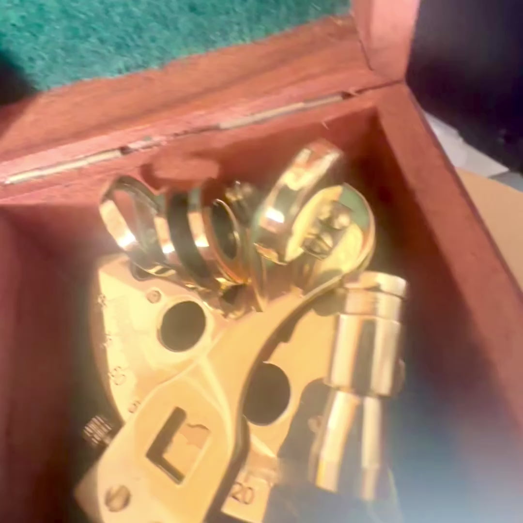 Sextante de latón en caja de madera con opción de grabado – Regalo elegante para navegantes y marineros, 7x7x4 cm, latón y vidrio de alta calidad