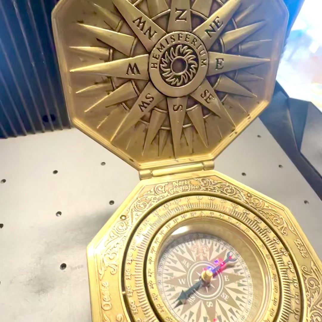 Brújula magnética cardán exclusiva H43 de latón y madera con grabado personalizado