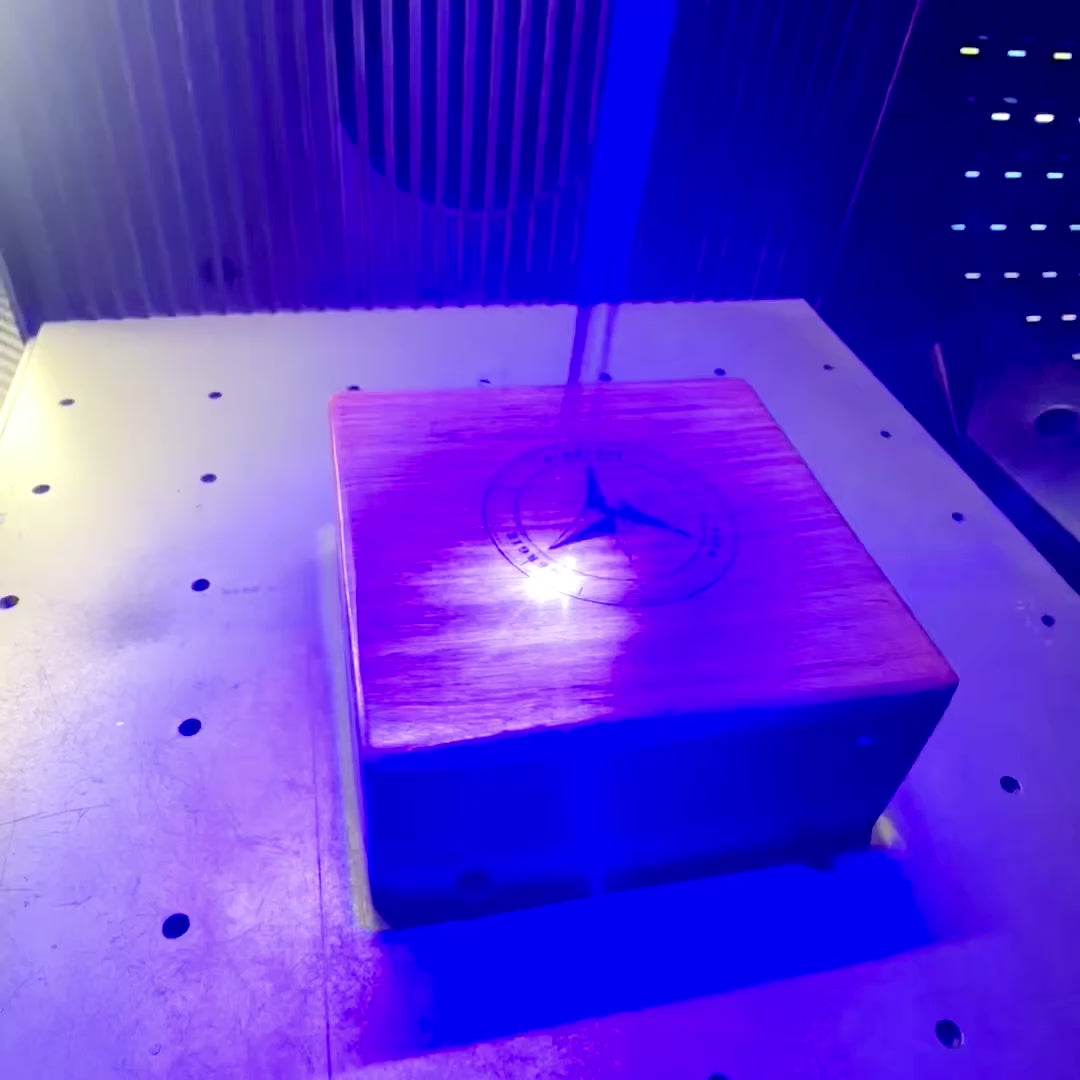 Brújula con reloj de sol Gilbert en caja de madera con opción de personalización mediante grabado