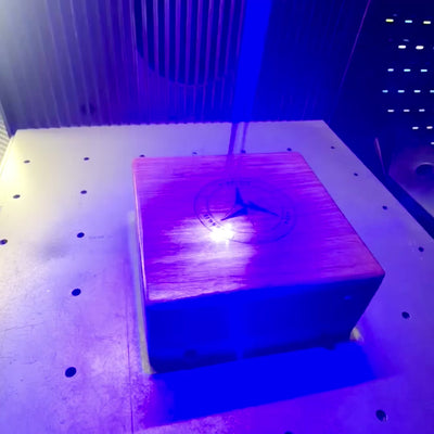 Brújula con reloj de sol Gilbert en caja de madera con opción de personalización mediante grabado