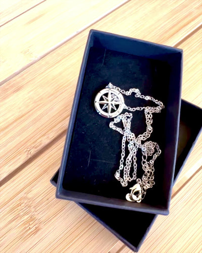 Collar de Plata con Pequeño Símbolo - Brújula del "Viajero", posibilidad de personalización con grabado para regalo