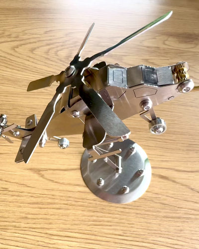Modelo Metálico de Helicóptero „SkyRider” – Soporte de Escritorio Ajustable con personalización grabada para regalo