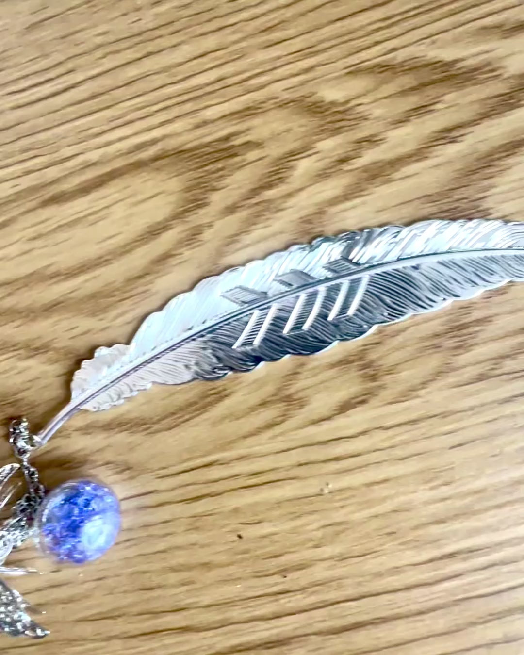 Marcapáginas creativo para libros con grabado, en estilo retro con motivo de pluma y mariposa – elegante regalo promocional