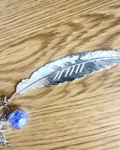 Marcapáginas creativo para libros con grabado, en estilo retro con motivo de pluma y mariposa – elegante regalo promocional