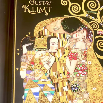 Soporte para portátil G. Klimt, El beso (CARMANI), personalizable mediante grabado, ideal para regalo, dimensiones 30.5x40.5cm, elegante y cómodo para trabajar sobre las rodillas