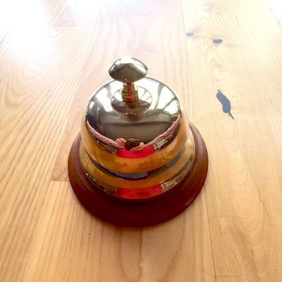 Gong de latón para hotel sobre base de madera TB27/4 con posibilidad de personalización mediante grabado, regalo elegante en color dorado y marrón, altura 11 cm, diámetro 12 cm