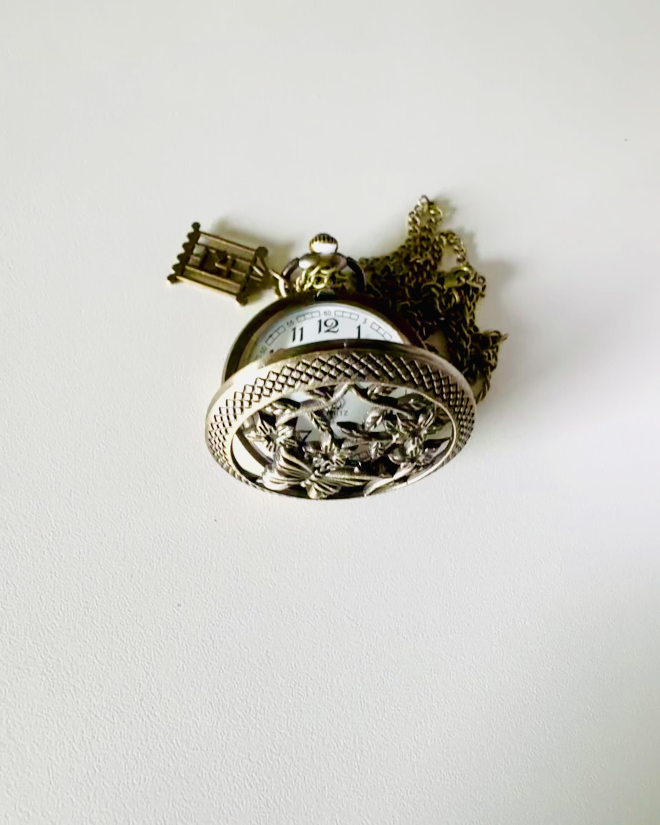 Reloj de Bolsillo "Elegancia de Mariposa" con opción de personalización con grabado