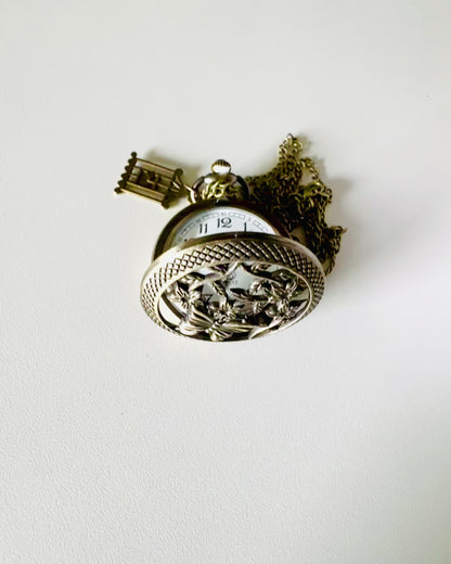 Reloj de Bolsillo "Elegancia de Mariposa" con opción de personalización con grabado