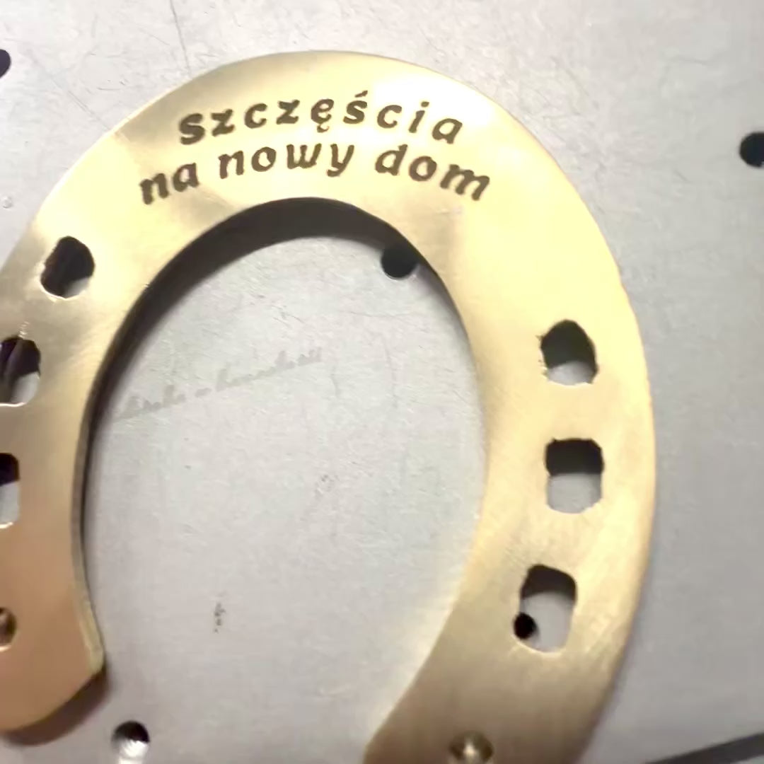 Herradura de la suerte de latón de 7 cm con grabado - Regalo elegante para casa nueva, graduación o nuevo trabajo, adorno dorado con inscripción Good Luck