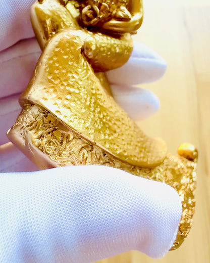 Figura "Amor Eterno" color dorado - 11 cm, Pequeña Figura Decorativa con Opción de Grabado