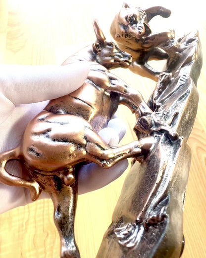 "Starcie Byka z Niedźwiedziem" - Escultura de cobre y óxido con opción de grabado