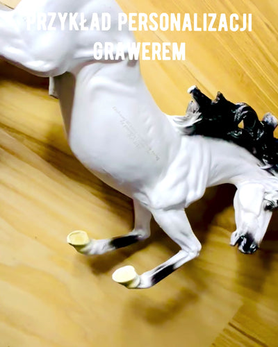 "Elegancki Skoczek" - Figura de Caballo Blanca con Posibilidad de Grabado
