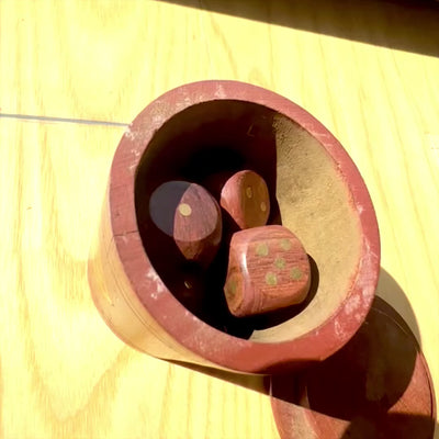 Dados de madera para juego en barril con grabado – regalo personalizado de acacia, altura 7 cm, diámetro 8 cm, para mayores de 14 años