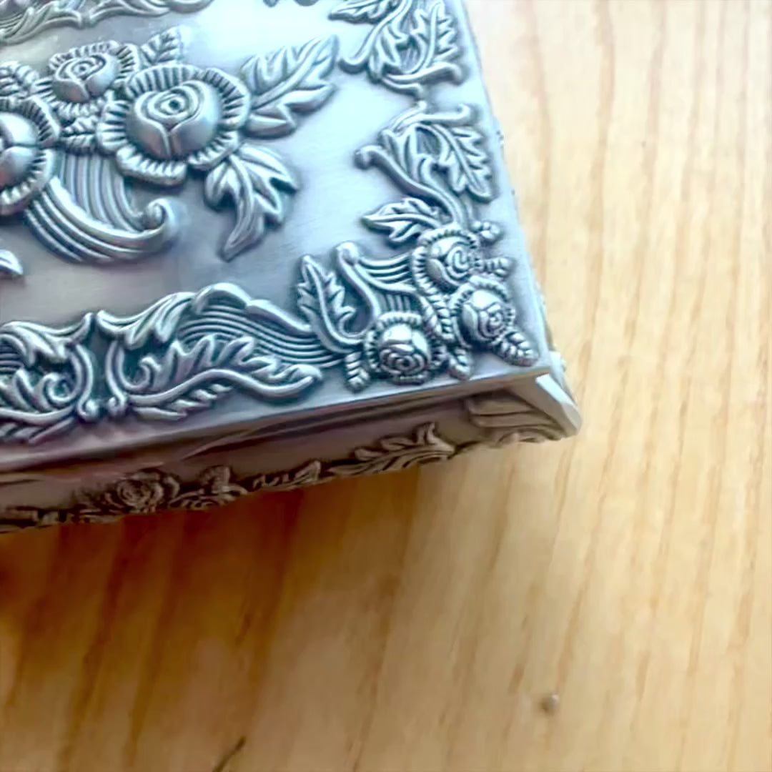 Caja metálica decorativa 2075 con grabado
