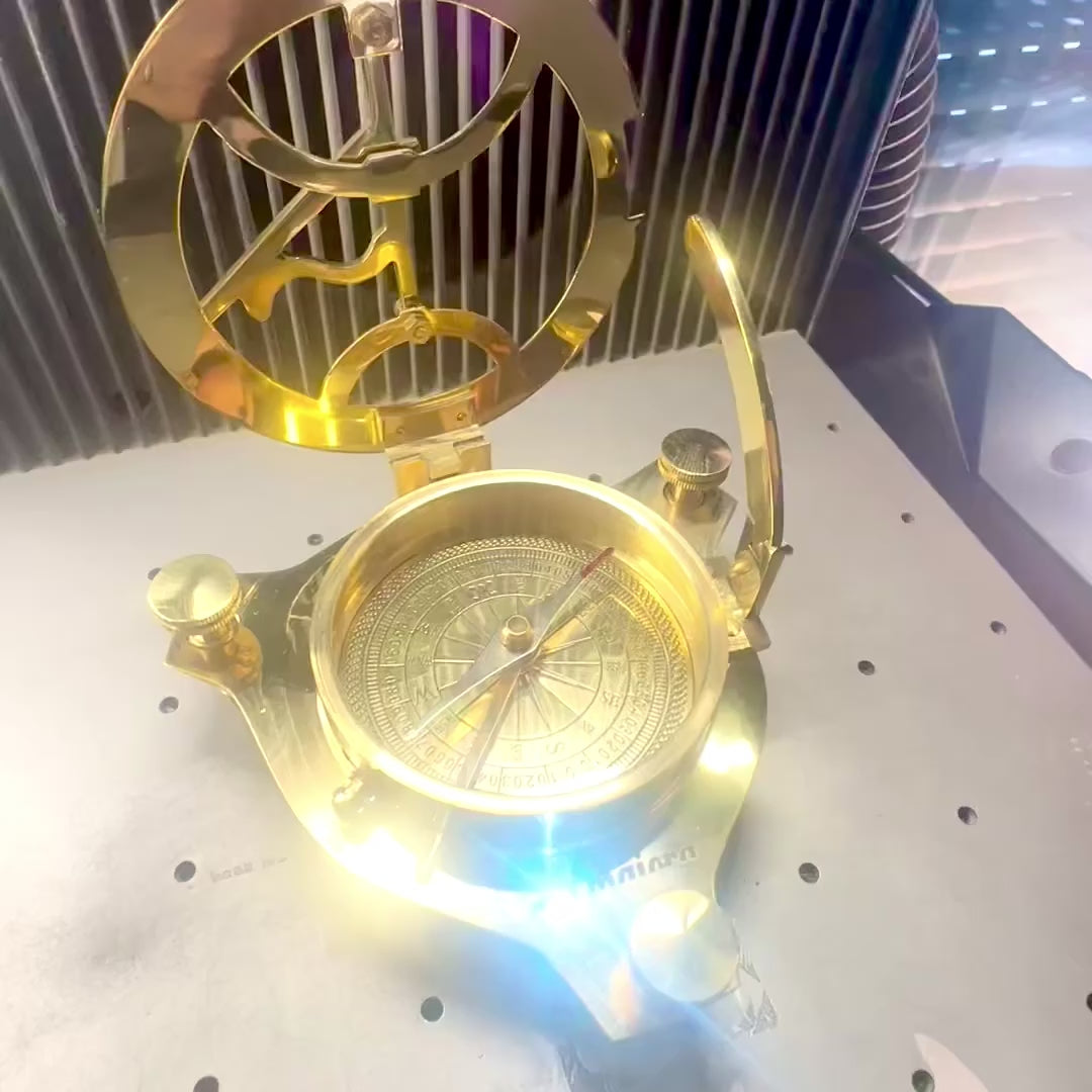 Brújula de latón con reloj de sol NC1504
