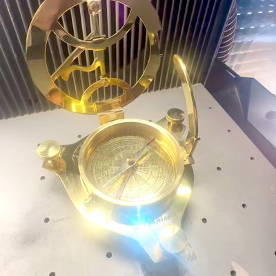 Brújula de latón con reloj de sol NC1504