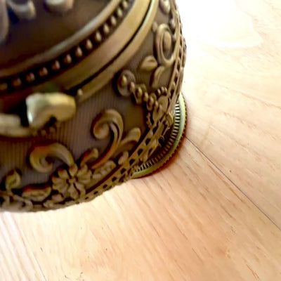 Elegante cenicero metálico esférico con grabado