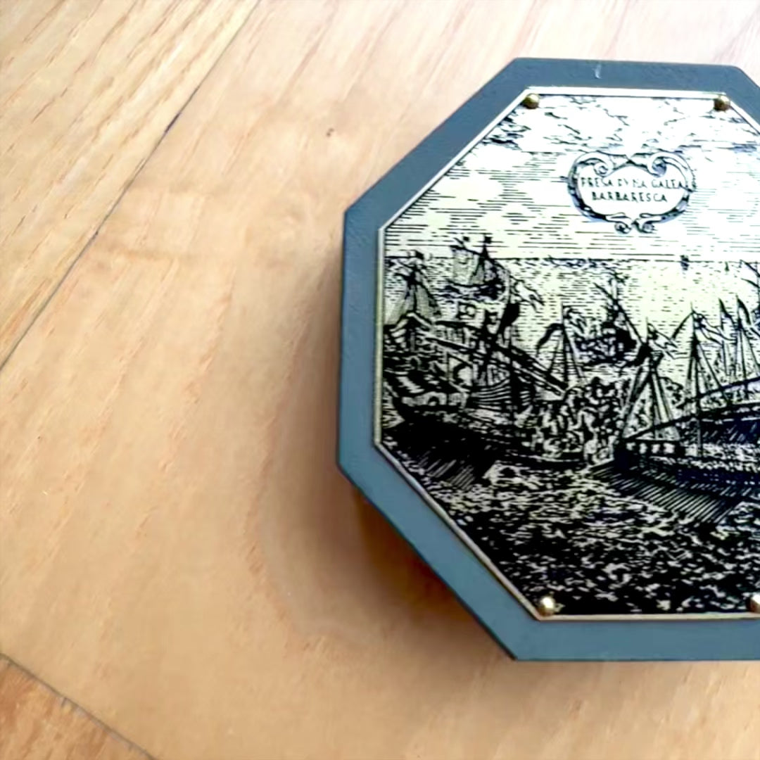 Reloj de sol octagonal y brújula H06 con posibilidad de personalización mediante grabado – regalo elegante para amantes de la navegación, hecho de madera y latón, con rica ornamentación, dimensiones 7,3 x 2 cm