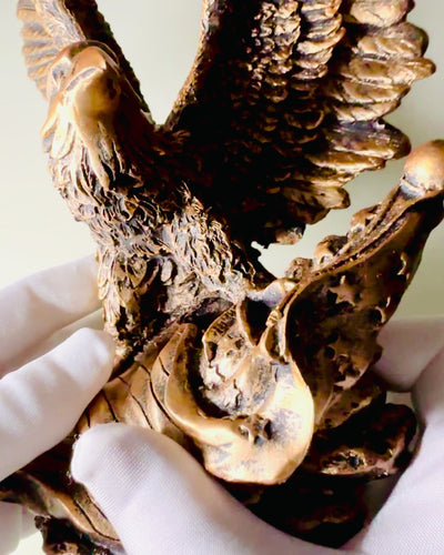 "Władca Wiatrów" - Escultura Retro de Águila en Estilo Vintage con Opción de Grabado